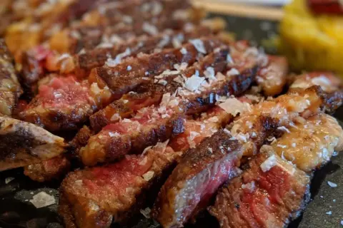 Jugoso chuletón a la brasa, perfecto para comer en la sierra de Madrid. Sal gorda y punto perfecto.