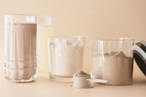 Verschiedene Proteinpulver und ein fertiger Shake. Hier wird der whey isolat unterschied deutlich.