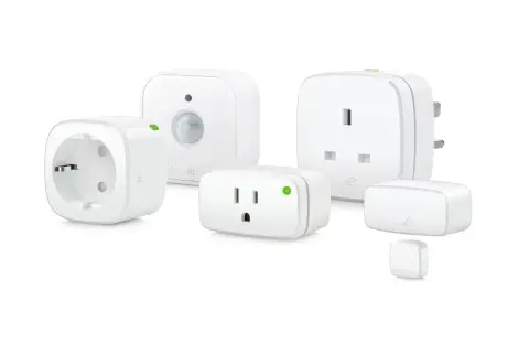 Ensemble d'appareils intelligents Eve, incluant des prises, un détecteur de mouvement et des capteurs pour une maison connectée.