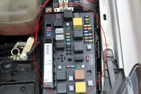 Gdzie są bezpieczniki w Oplu Zafirze B? Oto wszystko, co musisz wiedzieć