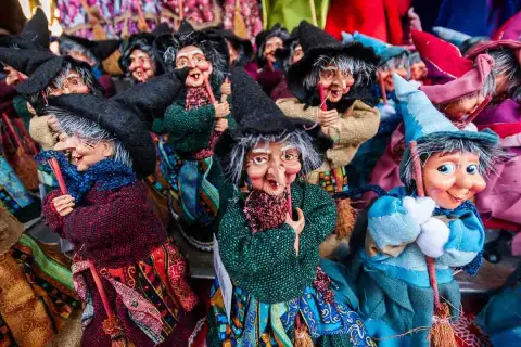 Bambole delle streghe, un'allegra **epifania in Italia**. Vestite a festa, portano doni e sorrisi.