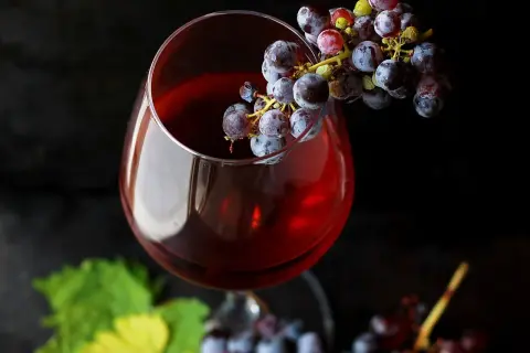 Czy wino przyspiesza okres? Poznaj prawdę o wpływie alkoholu