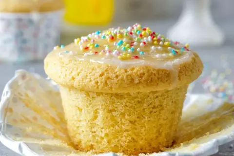 Ein leckerer Muffin mit Zuckerguss und bunten Streuseln, perfekt für ein Muffins Rezept Kinder.