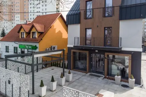 Nowoczesny hotel kameralny Zielona Góra z patio i ozdobnymi panelami.