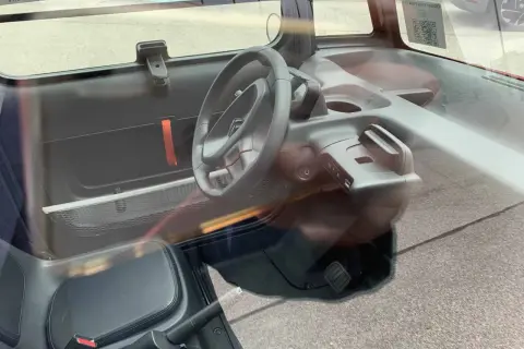 Wnętrze Citroen Ami, z kierownicą i siedzeniem. Sprawdź atrakcyjną citroen ami cena!