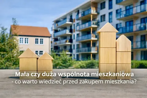 Drewniane klocki w kształcie domów przed budynkiem mieszkalnym. Mała czy duża wspólnota mieszkaniowa – co warto wiedzieć przed zakupem mieszkania?