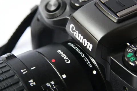 Canon lustrzanka na początek. Detale obiektywu i korpusu aparatu Canon, idealne dla początkujących fotografów.