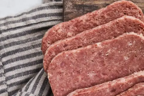 Gdzie kupić peklowaną wołowinę? Sprawdź najlepsze miejsca i oferty