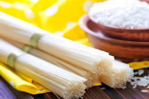 Czy makaron ryżowy ma gluten? Poznaj prawdę o jego składzie