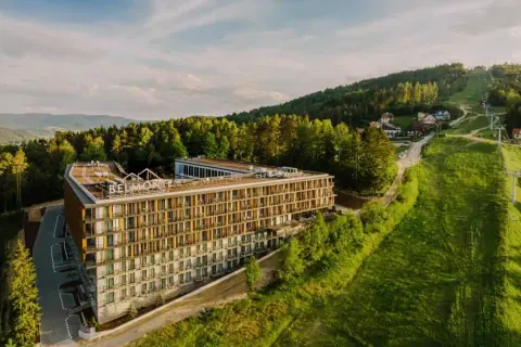 Nowoczesny hotel Belmonte w otoczeniu zieleni. Wiele pozytywnych belmonte opinie potwierdza jego urok.