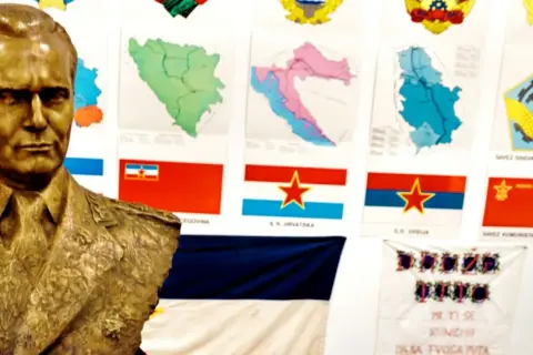 Popiersie marszałka w otoczeniu map i flag republik, symbolizujące jedność i historię stolicy Jugosławii.