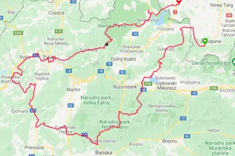 Mapa drogowa z zaznaczoną czerwoną trasą motocyklową przez Słowację.