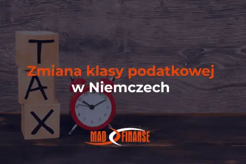 Drewniane klocki z napisem TAX, budzik i tekst "Zmiana klasy podatkowej w Niemczech".
