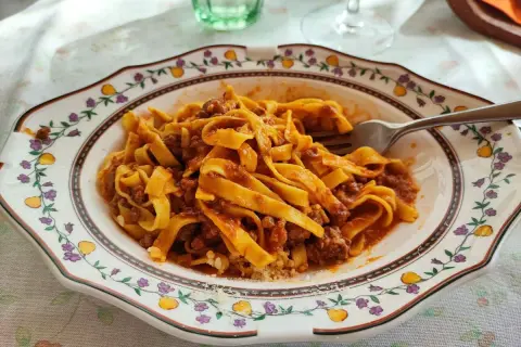 Tagliatelle al ragù, un classico per scoprire dove mangiare a Bologna. Un piatto che profuma di tradizione e sapori autentici.