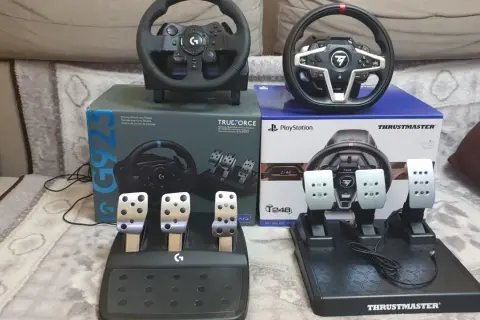 Dwa zestawy kierownic wyścigowych: Logitech G925 i Thrustmaster T248, gotowe do akcji.