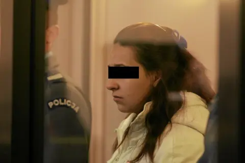 Kobieta z zasłoniętymi oczami obok policjanta, w tle debata nad ustawą o bestiach.