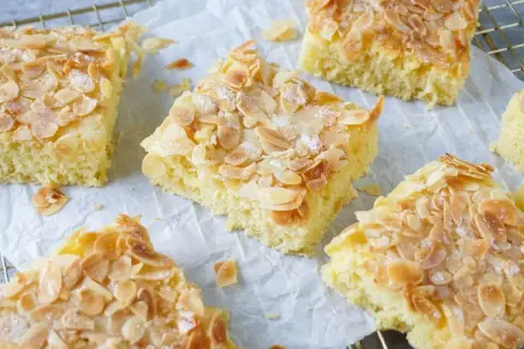 Saftiger Kuchen mit Buttermilch, bestreut mit gerösteten Mandelblättchen und Zucker.