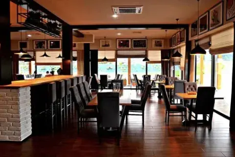 Gdzie dobrze zjeść w Łebie? Odkryj najlepsze restauracje i smaki