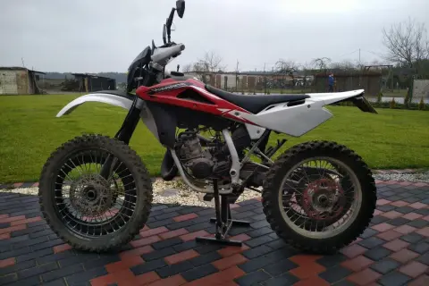 Husqvarna WRE 125, gotowa do akcji. Ten zwinny motocykl terenowy, z mocą 125cc, czeka na przygodę.