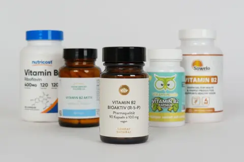 Fünf Flaschen mit Vitamin B2-Präparaten, darunter Nutricost, Sunday Natural und Sowelo.