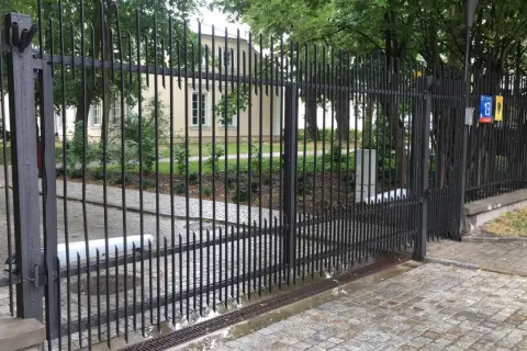 Widoczny mechanizm to jaki napęd do bramy dwuskrzydłowej, zamontowany na jednym ze skrzydeł.