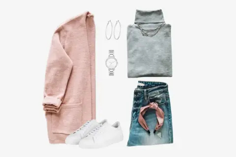 Outfit zusammenstellen: Rosa Strickjacke, grauer Rollkragenpullover, Jeans, weiße Sneaker, silberne Uhr, Creolen und ein Haarband.