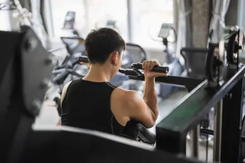 Mann trainiert im Fitnessstudio, um seine Bizeps zu formen.