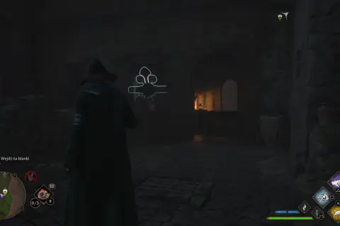Postać w szacie zbliża się do tajemniczego symbolu na ścianie. Czas wejść na blanki Hogwarts Legacy i odkryć sekrety zamku.