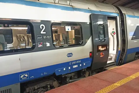 Pociąg Pendolino z otwartymi drzwiami, widoczne siedzenia i numer wagonu 2. Idealny czas na zniżki na pendolino!