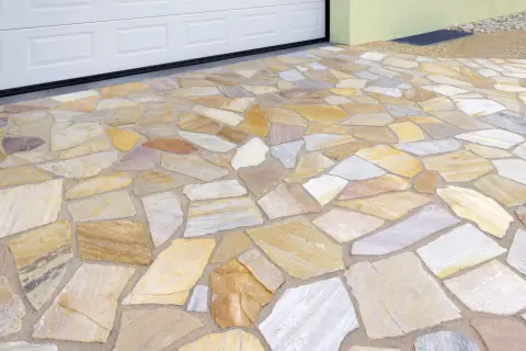 Pavimenti in pietra lavica per esterni: prezzi e bellezza naturale per il tuo vialetto. Lastre irregolari color sabbia e ocra.