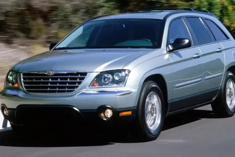 Srebrny Chrysler Pacifica w ruchu. Zastanawiasz się nad jego spalaniem? Ten model oferuje komfort i przestrzeń.