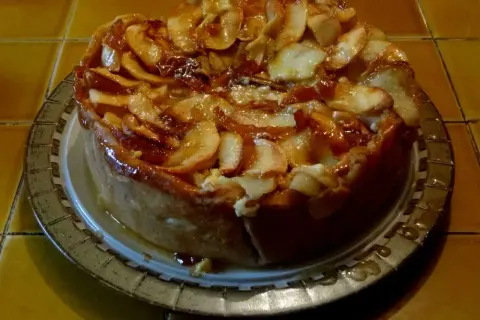 Tarte aux pommes recette de maman, généreusement garnie de pommes caramélisées, prête à être dégustée.