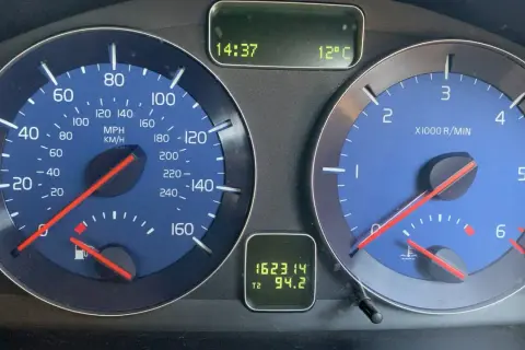 Instrumentpanelen visar att en Volvo V50 startar inte. Hastighetsmätaren visar 0, bränslemätaren är låg, och motortemperaturmätaren visar kallt.