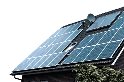 Instalacja fotowoltaiczna 3 kw cena z montażem na dachu domu z cegły. Panele słoneczne pokrywają znaczną część dachu.