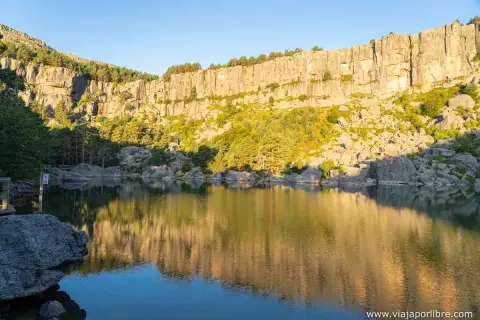 Reflejos dorados en la laguna negra, un lugar idílico para que los niños disfruten de la naturaleza.