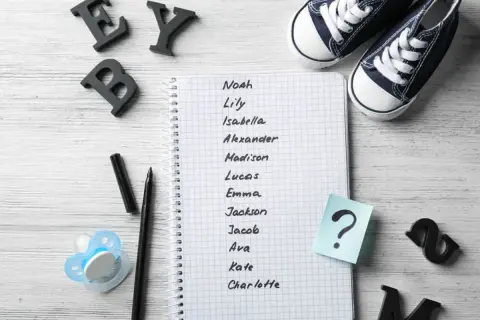 Liste de prénoms en L pour un bébé, avec des lettres décoratives et des chaussons.