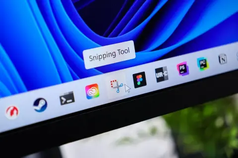 Zrzut ekranu z ikoną narzędzia do wycinania (Snipping Tool) na pasku zadań Windows.