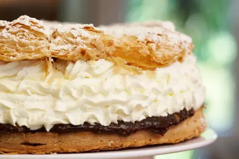 Ein Sylter Friesentorte Rezept für diese köstliche Torte mit Blätterteig, viel Sahne und dunkler Füllung.