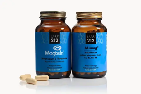 Dwie butelki suplementów diety: Magtein (magnesium L-Threonate) i ALLmag (magnez z B1, B2, B5, B6). Obok leżą trzy kapsułki.