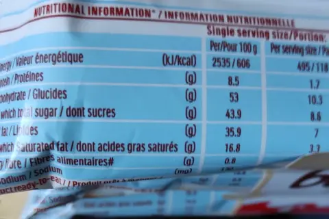 Tabela wartości odżywczych dla batonika Kinder Bueno. Jedna porcja (19,5 g) zawiera 118 kcal.