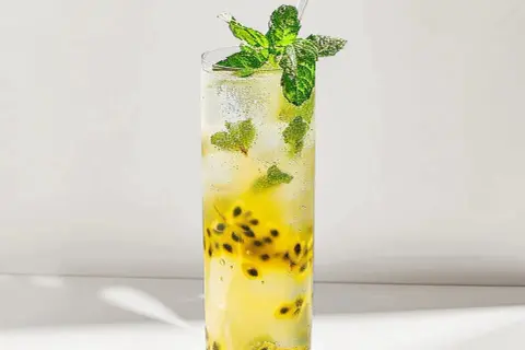 Najlepsze drinki z syropem marakuja – przepisy na koktajle i mocktaile