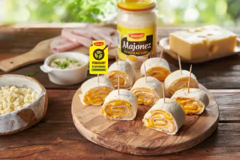 Rolled tortillas z serem i szynką, wyglądające jak rollsy jak z Pizza Hut. Obok słoik majonezu i ser.