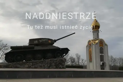 Pomnik czołgu i cerkiew na tle nieba. Naddniestrze, gdzie życie musi istnieć.