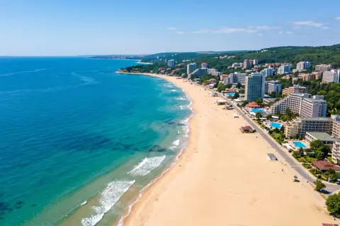 Bułgaria, sierpień: słoneczna plaża z hotelami i turkusowym morzem. Idealna pogoda na wakacje.