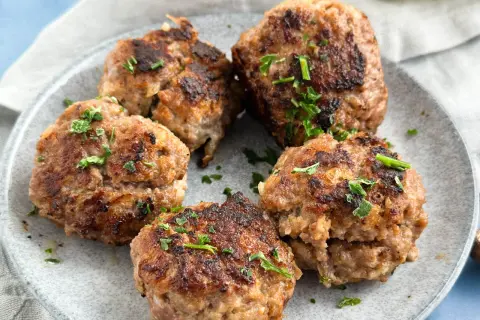 Frikadellen, frisch gebraten und mit Petersilie garniert, ein leckeres Rezept für jeden Tag.