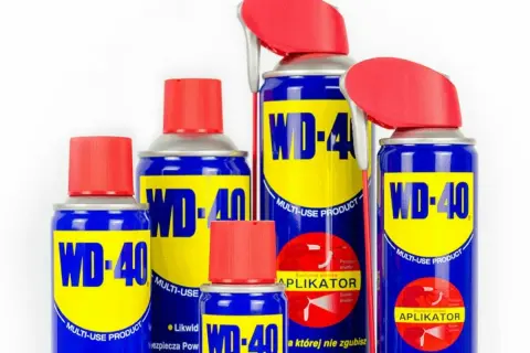 Zestaw puszek WD-40, idealny do usuwania kleju po taśmie. Wielozadaniowy produkt, który pomoże Ci w wielu domowych naprawach.