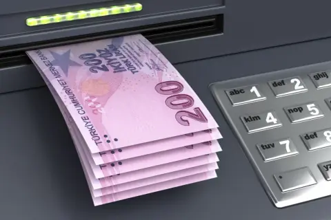 Banknoty 200 lir, waluta w Turcji, wychodzą z bankomatu.
