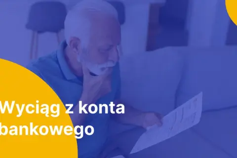 Starszy mężczyzna analizuje wyciąg z konta bankowego PKO.