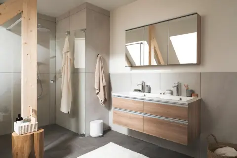 Modernes Bad mit Glasdusche, Doppelwaschbecken und Holzelementen. Eine elegante duschvorhang alternative.