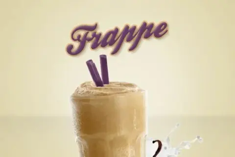 En härlig hemmagjord frappe med lila sugrör och en stänkande vaniljsås.